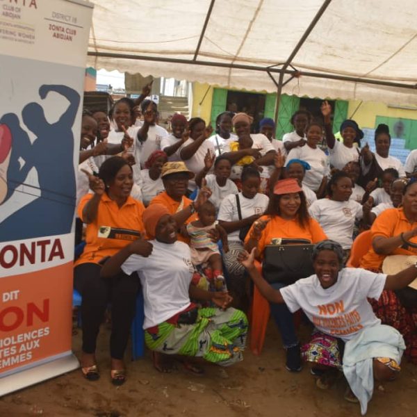 Zonta Abidjan : Sensibilisation des commerçantes et chauffeurs de transport en commun du petit marché de Bingerville