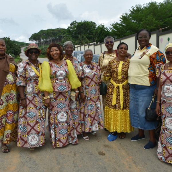 Mme le Gouverneur à Abidjan : visite à la chefferie du village d&rsquo;Akandié, dans la ville de Bingerville.