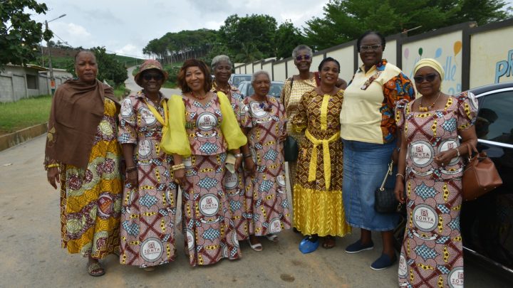Mme le Gouverneur à Abidjan : visite à la chefferie du village d&rsquo;Akandié, dans la ville de  Bingerville.