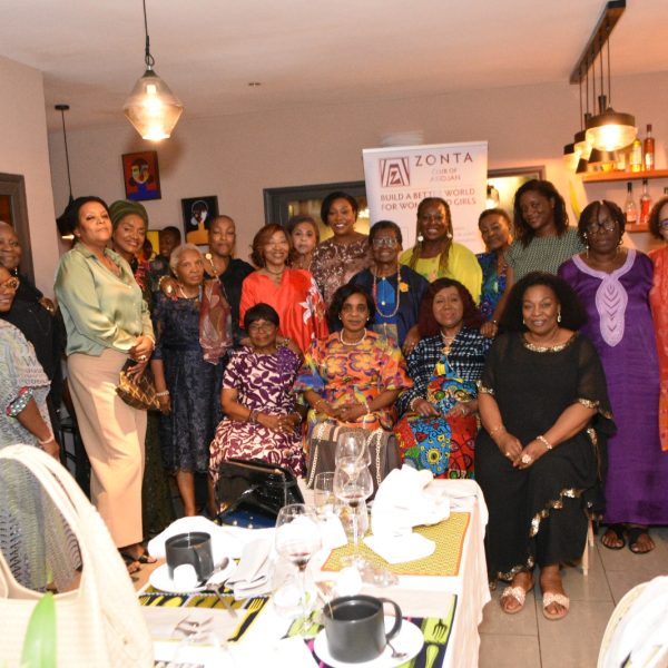 Visite du Zonta club Ouagadougou Crystal à l Association des tisseuses et tisserands