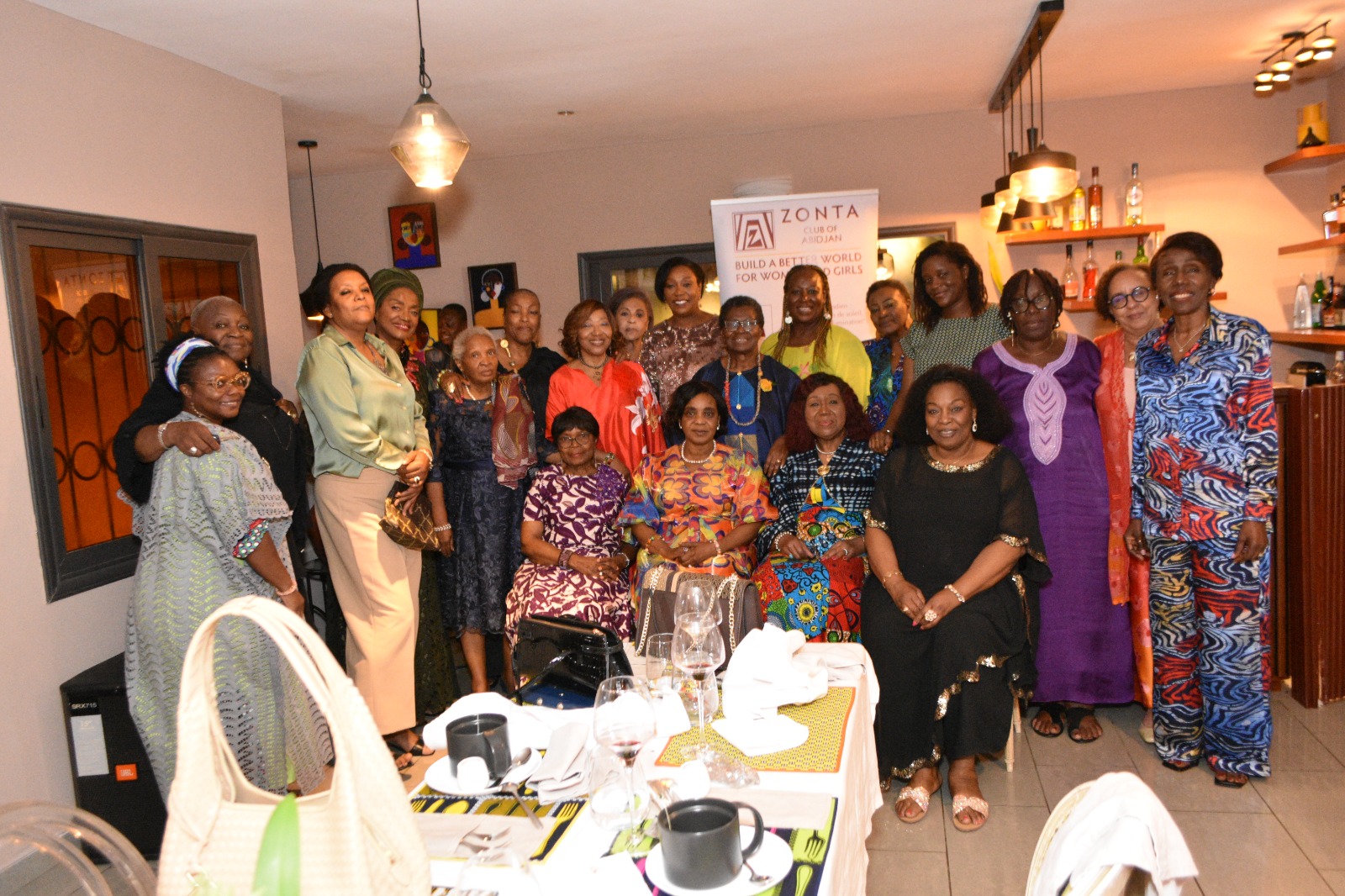 Visite du Zonta club Ouagadougou Crystal à l Association des tisseuses et tisserands